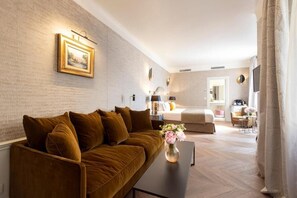 Deluxe Suite | 1 bedroom, premium bedding, minibar, in-room safe
