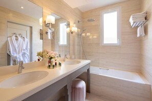Ducha y bañera combinadas y artículos de higiene personal gratuitos
