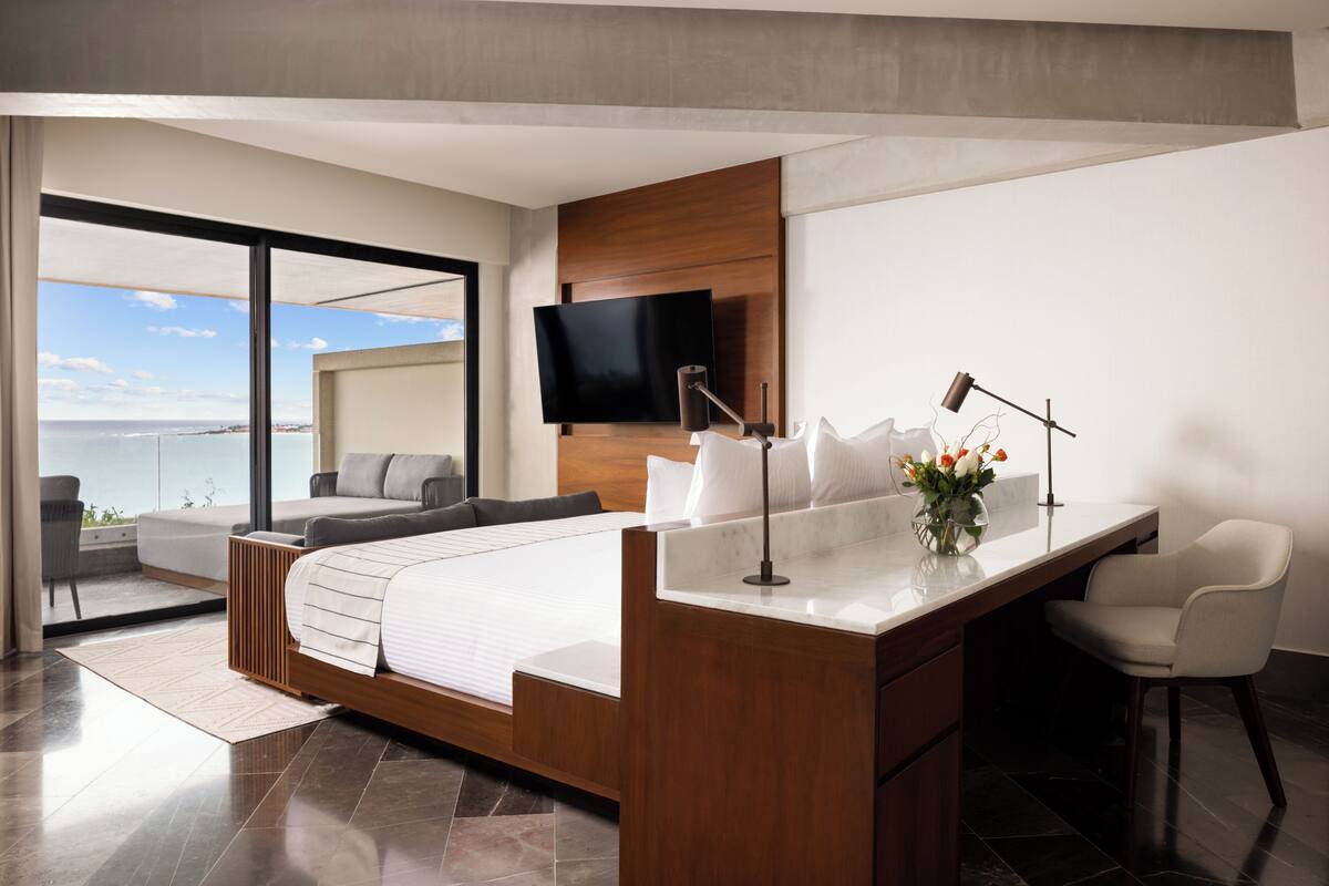 Preferred Club Master Suite Ocean Front Plunge Pool | 高級寝具、ピロートップベッド、ミニバー、セーフティボックス (室内)
