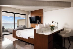 Preferred Club Master Suite Ocean Front Plunge Pool | Sengetøy av topp kvalitet, senger med overmadrass og minibar