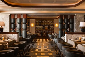 6 restaurants; breakfast, lunch and dinner served 