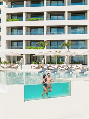 6 piscinas al aire libre, sombrillas, sillones reclinables de piscina