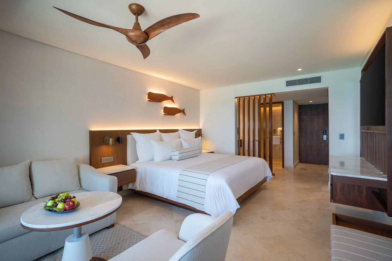 أغطية فراش متميزة وأسرّة بطبقة علوية مريحة وميني بار وخزنة داخل الغرفة