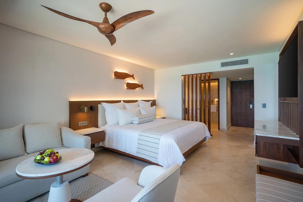 Literie de qualité, lit avec matelas à plateau-coussin, minibar