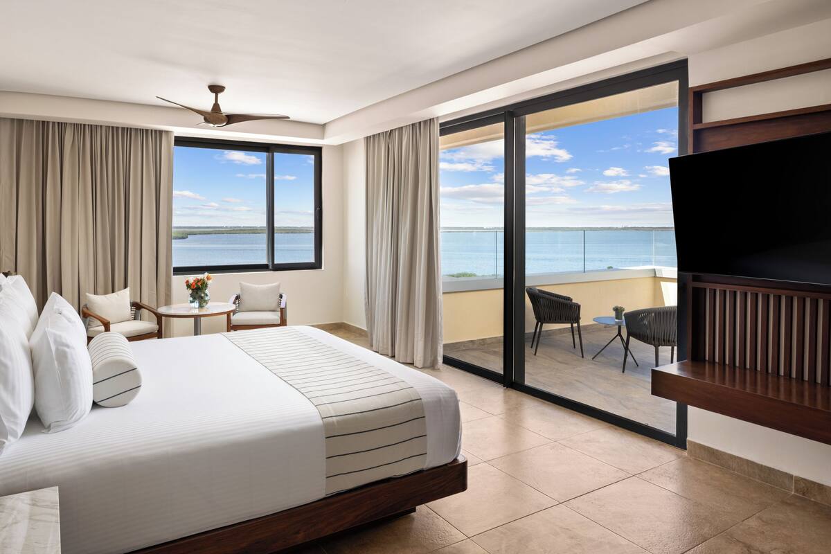 Preferred Club Lagoon View Plunge Pool Terrace King | 高級寝具、ピロートップベッド、ミニバー、セーフティボックス (室内)