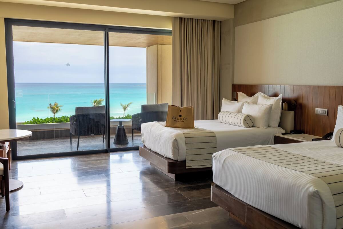 Preferred Club Junior Suite Ocean Front Double | 高級寝具、ピロートップベッド、ミニバー、セーフティボックス (室内)