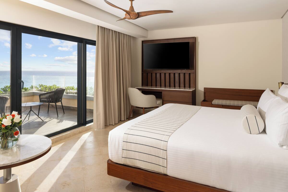 Preferred Club Ocean Front Terrace King | 高級寝具、ピロートップベッド、ミニバー、セーフティボックス (室内)