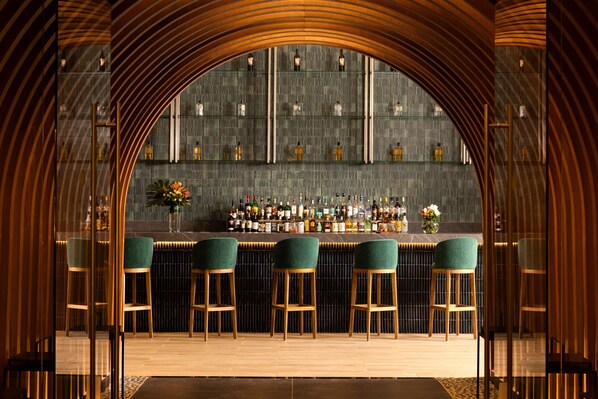 6 restaurants; breakfast, lunch and dinner served 