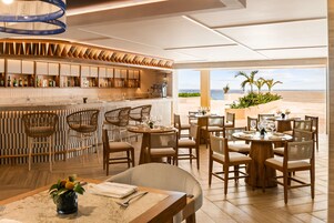 6 restaurantes; se sirve desayuno, almuerzo y cena
