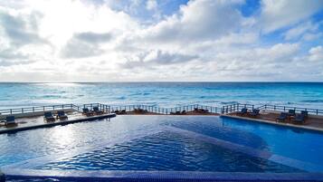 3 outdoor pools, free cabanas, pool umbrellas