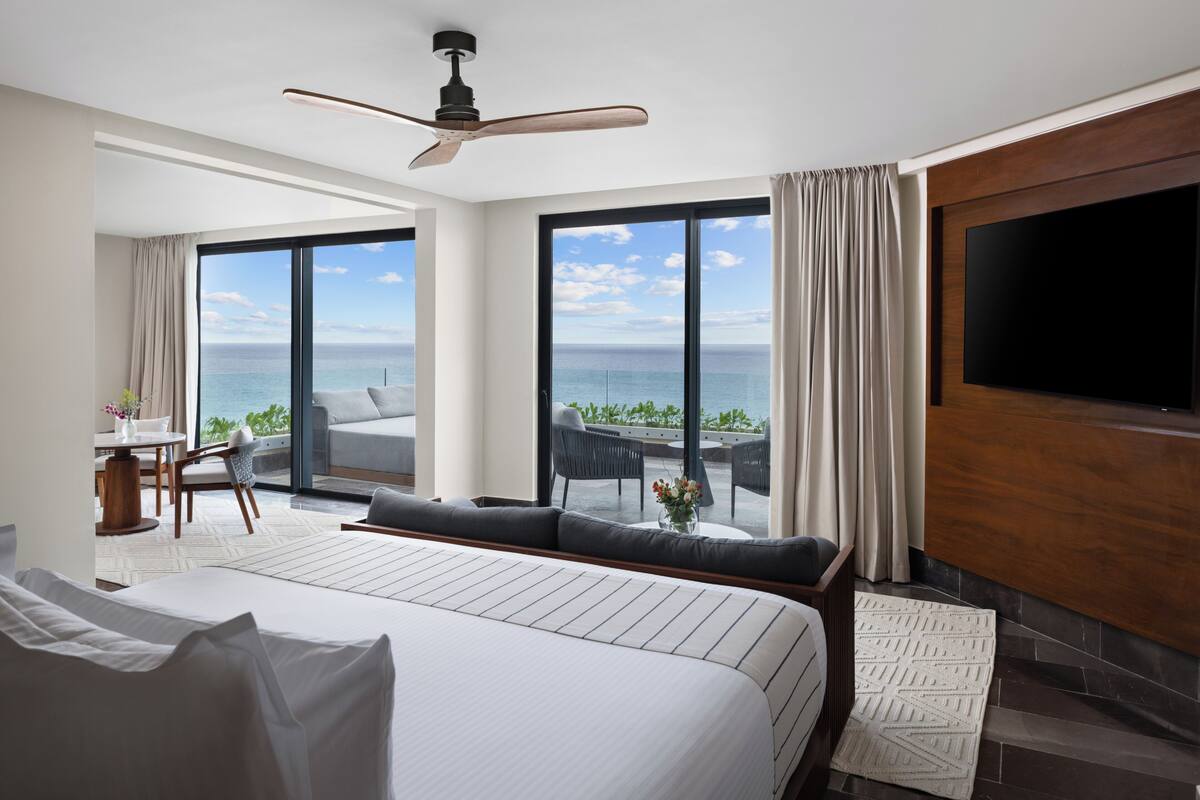 Preferred Club Governor Suite Ocean Front Plunge Pool | バスルーム | シャワー、環境にやさしいバスアメニティ、ヘアドライヤー、タオル