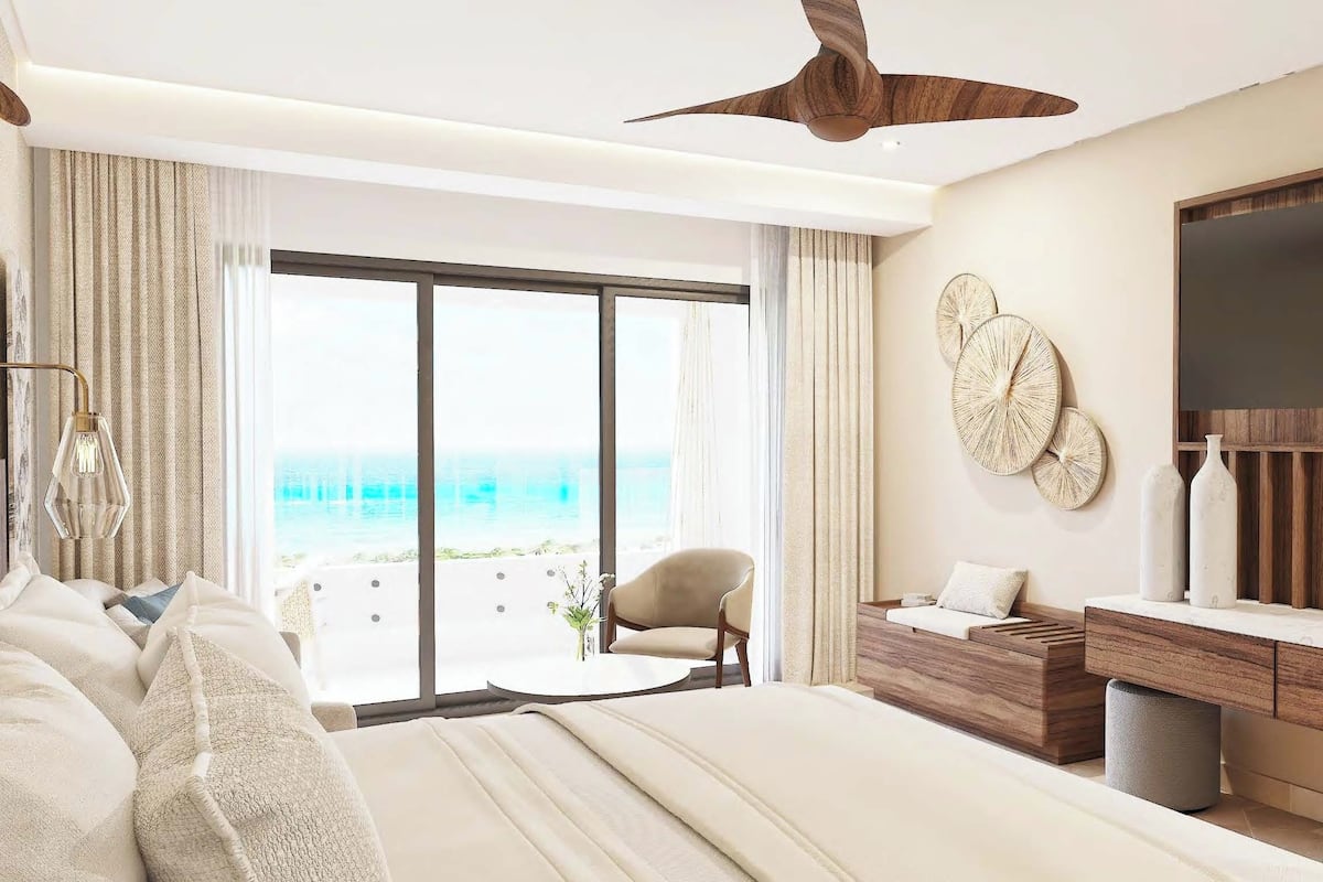 Tropical View Balcony King | Premium bedding, pillowtop beds, minibar, in-room safe