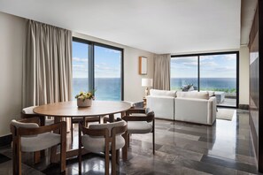 Preferred Club Governor Suite Ocean Front Plunge Pool | Coin séjour