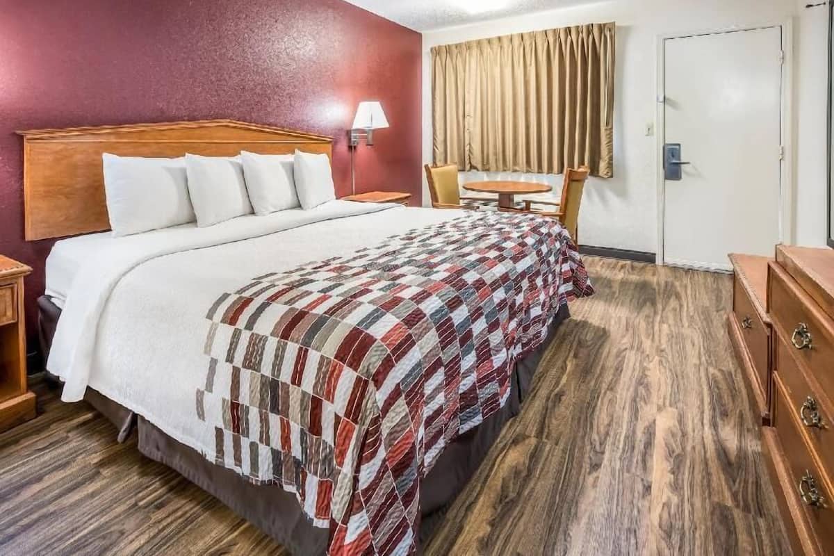 Camas con pillow-top, escritorio, cortinas blackout y wifi gratis