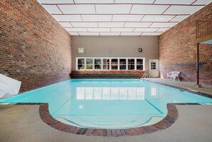Indoor pool, a heated pool - Red Roof Inn Chattanooga - Lookout Mountain (Chattanooga)