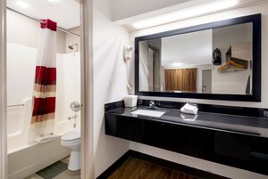 Combined shower/tub, hydromassage showerhead, eco-friendly toiletries