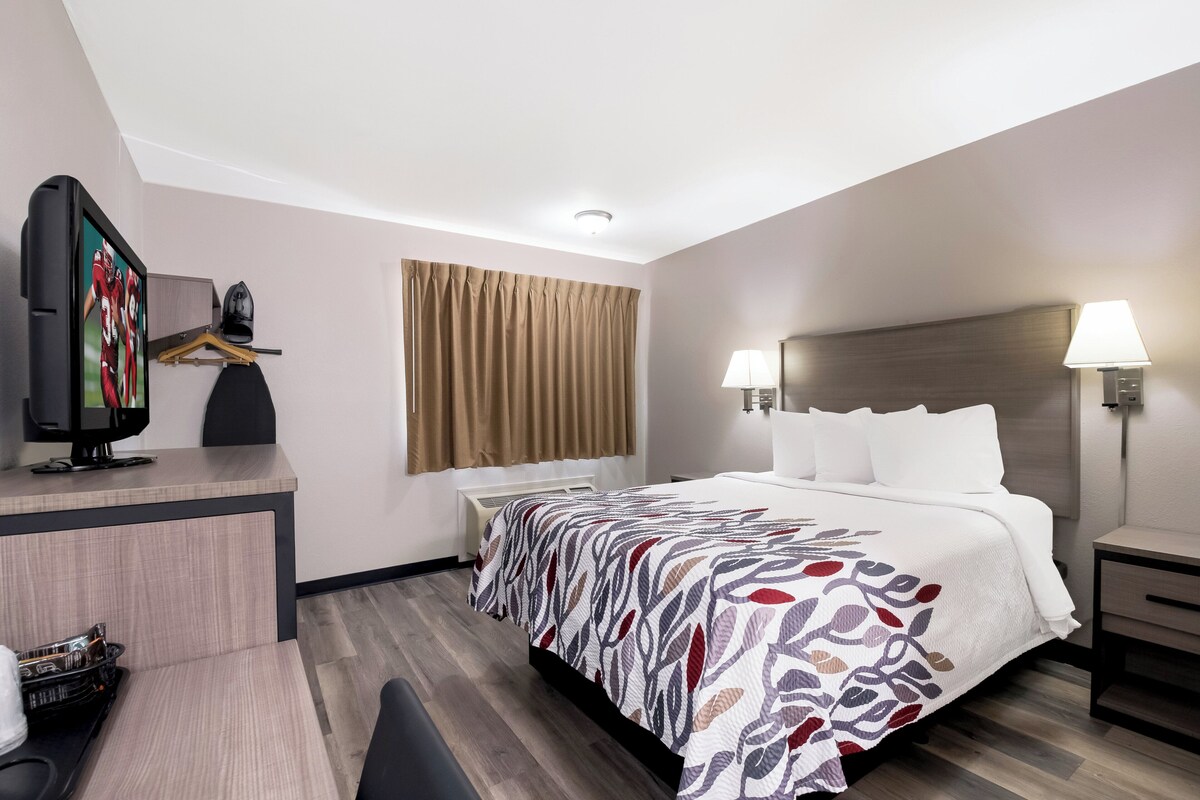 Deluxe Room, 1 Queen Bed (Upper Floor, Smaller, Smoke Free) | Pillowtop beds, desk, blackout drapes, WiFi (free)