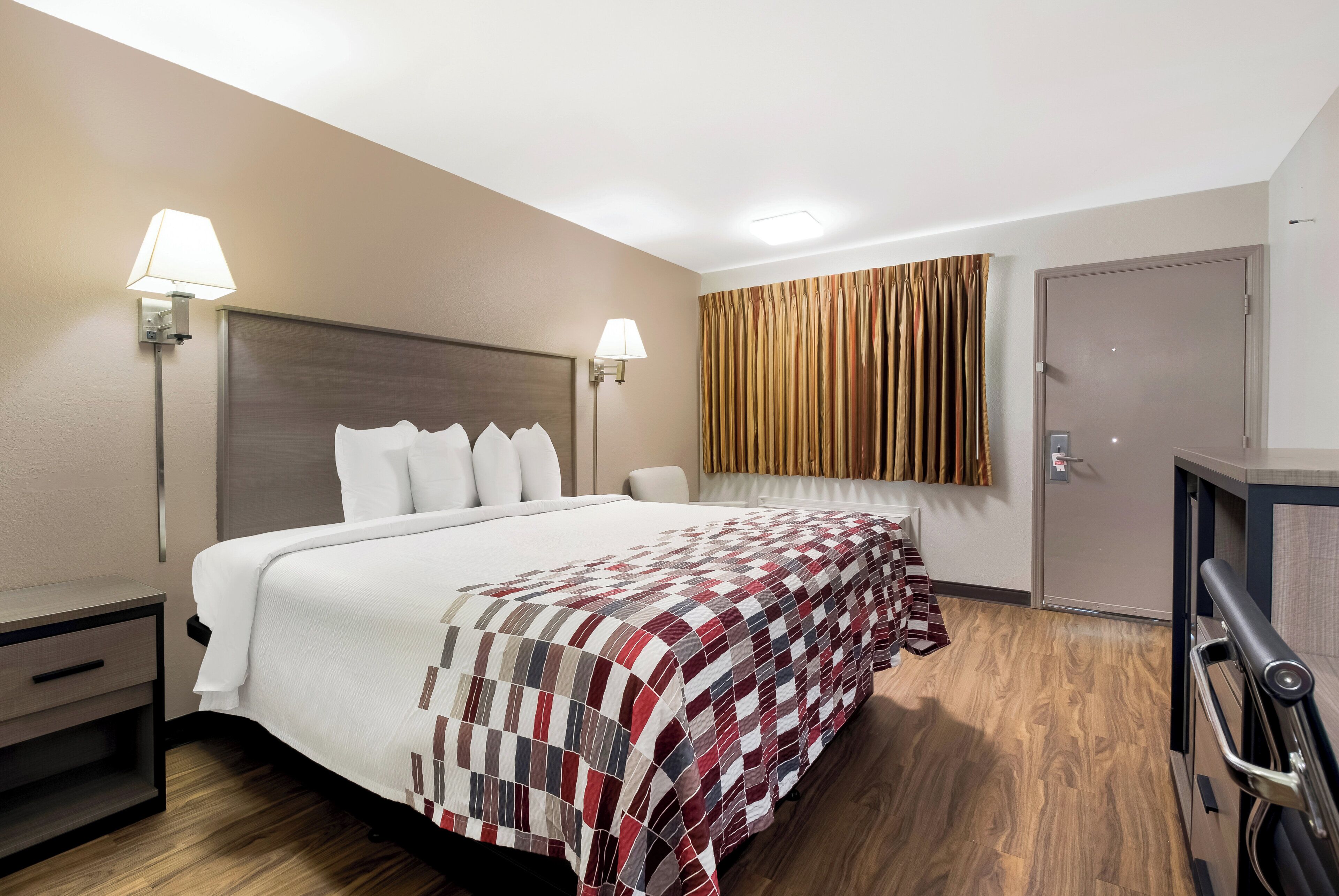 Superior Room, 1 King Bed, Accessible (Smoke Free) | Pillowtop beds, desk, blackout drapes, WiFi (free)
