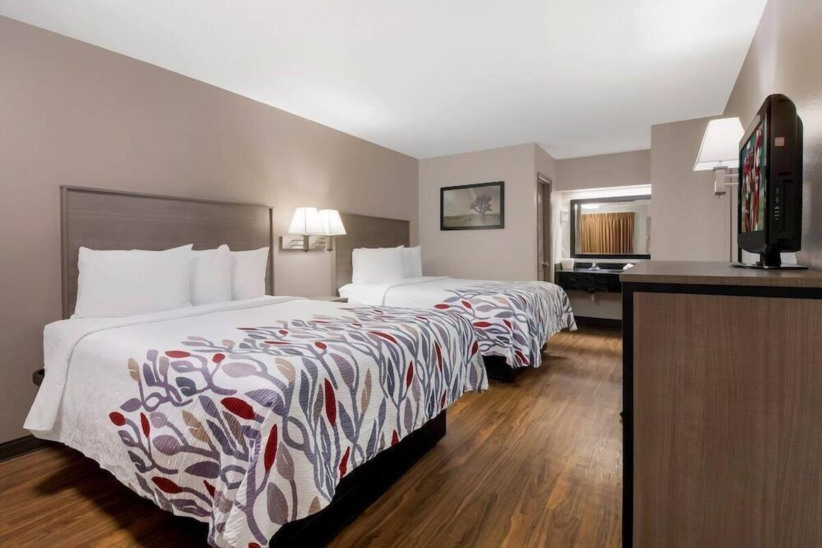 Pillowtop beds, desk, blackout drapes, WiFi (free)