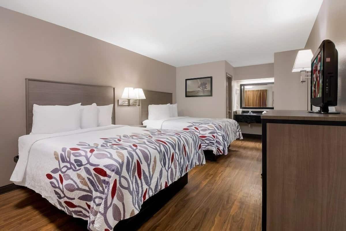 Camas con pillow-top, escritorio, cortinas blackout y wifi gratis