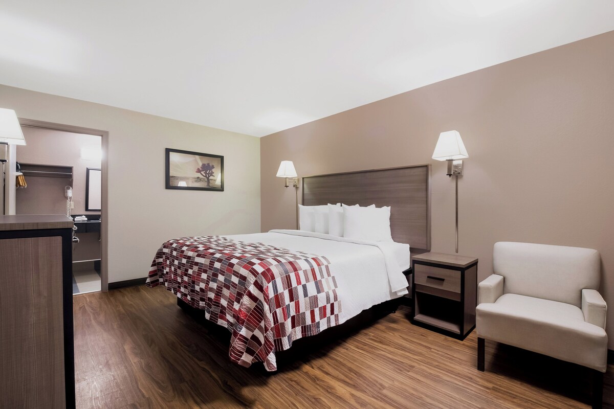 Superior Room, 1 King Bed, Accessible (Smoke Free) | Pillowtop beds, desk, blackout drapes, WiFi (free)