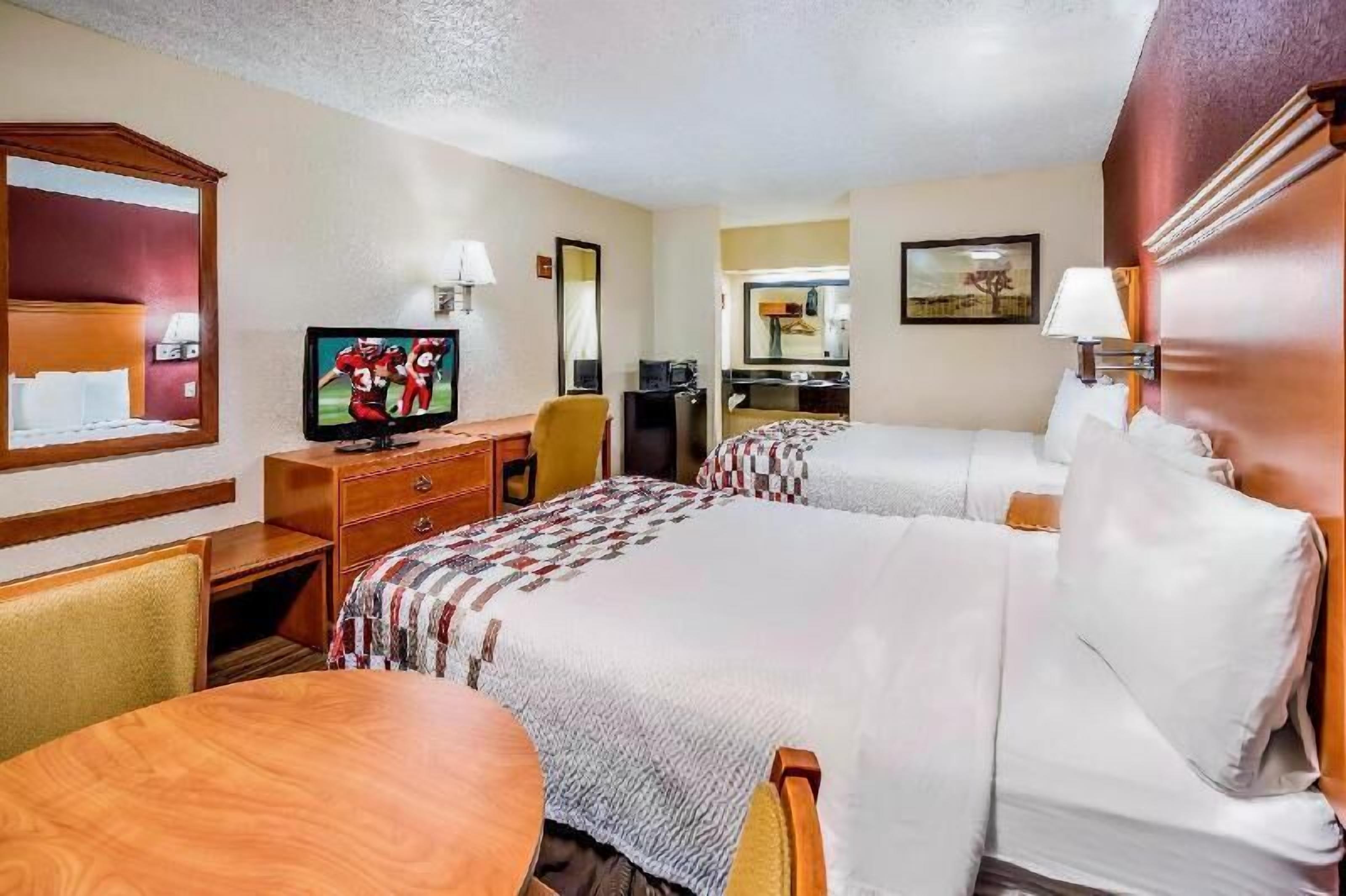 Camas con pillow-top, escritorio, cortinas blackout y wifi gratis 