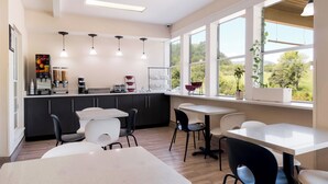 Una cocina moderna con barra, amplios ventanales y vistas al exterior.