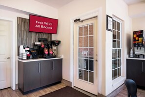 A hotel room with a kitchenette, a coffee machine, and a Red Diamond coffee bag. - Red Roof Inn Chattanooga - Lookout Mountain (Chattanooga)