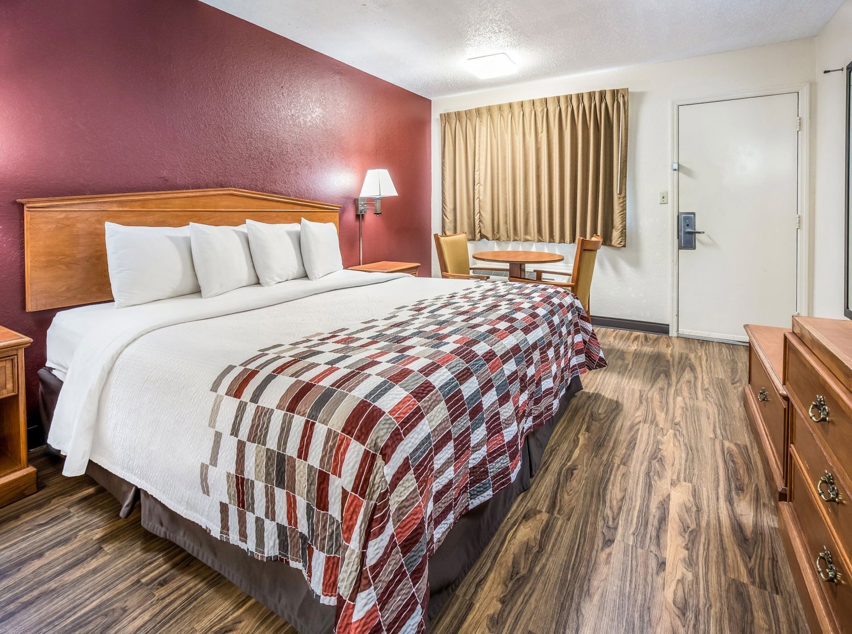 Camas con pillow-top, escritorio, cortinas blackout y wifi gratis 