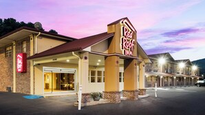 A Red Roof Inn with a brick facade, a covered entrance, and a parking lot. - Red Roof Inn Chattanooga - Lookout Mountain (Chattanooga)