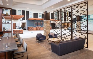 供应早餐和晚餐，美洲菜