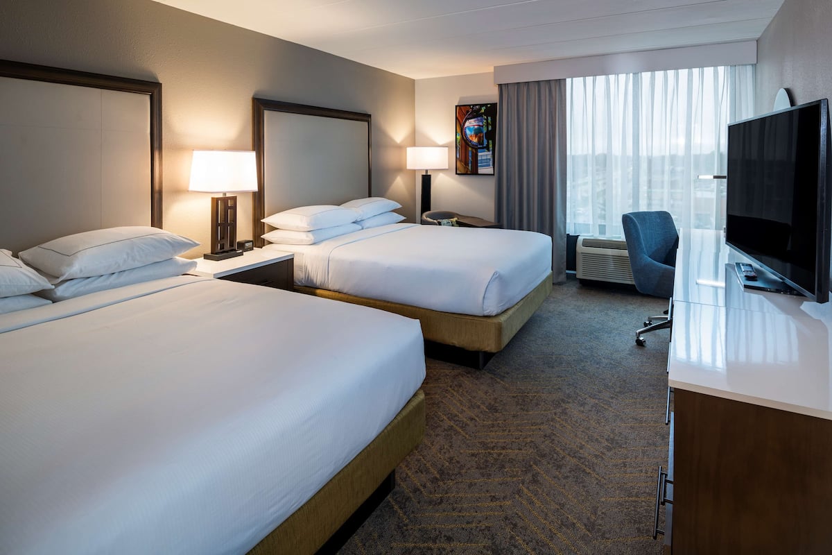 in-room safe, desk, laptop workspace, blackout curtains