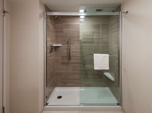 Amenidades de baño ecológicas, secadora de cabello, toallas, jabón 
