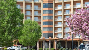 Un hôtel Clarion doté d’une tour centrale, de nombreux balcons et d’une fontaine à l’entrée.