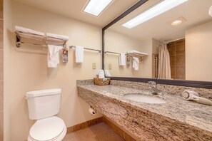 Habitación, 2 camas Queen size, para no fumadores | Baño | Amenidades de baño ecológicas y toallas