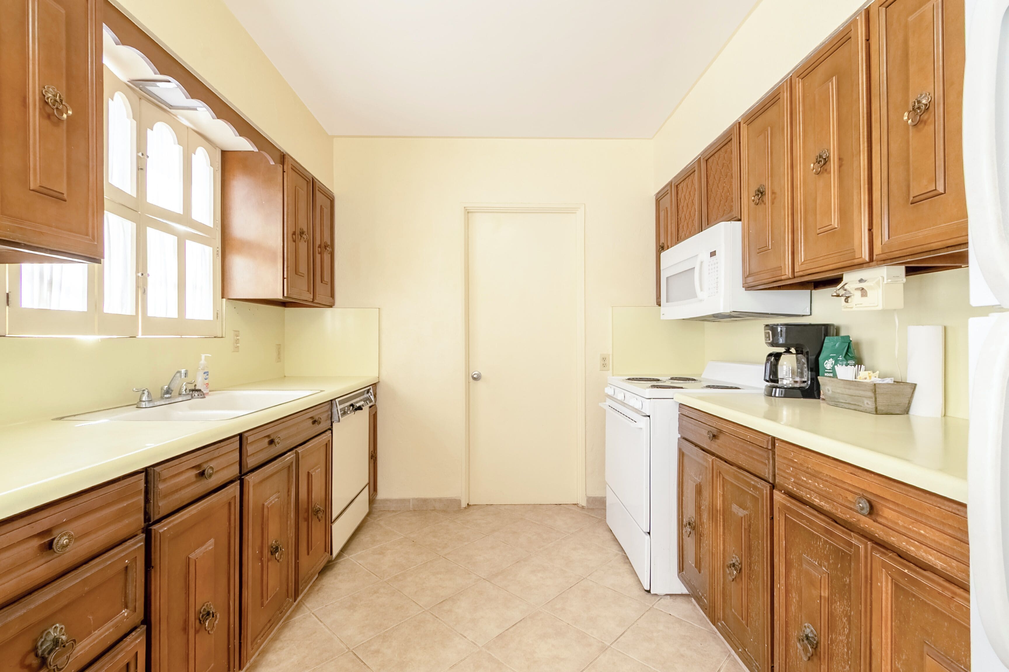 King Bed Apartment Non-Smoking | Premium bedding, pillow-top beds, in-room safe, desk