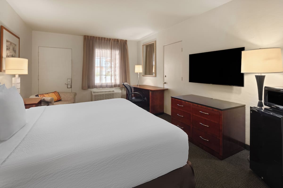 1 bedroom, premium bedding, pillow-top beds, in-room safe