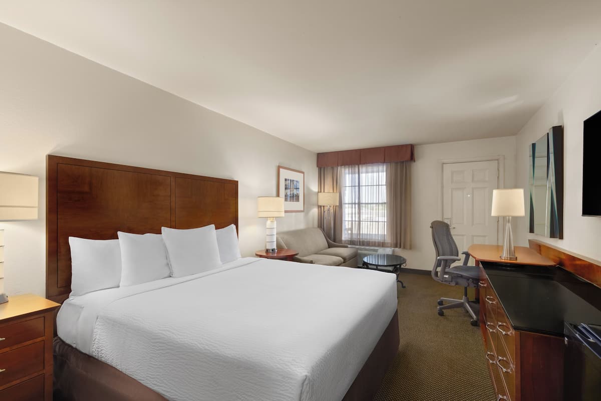 Executive Suite-Non-Smoking | 1 bedroom, premium bedding, pillow-top beds, in-room safe