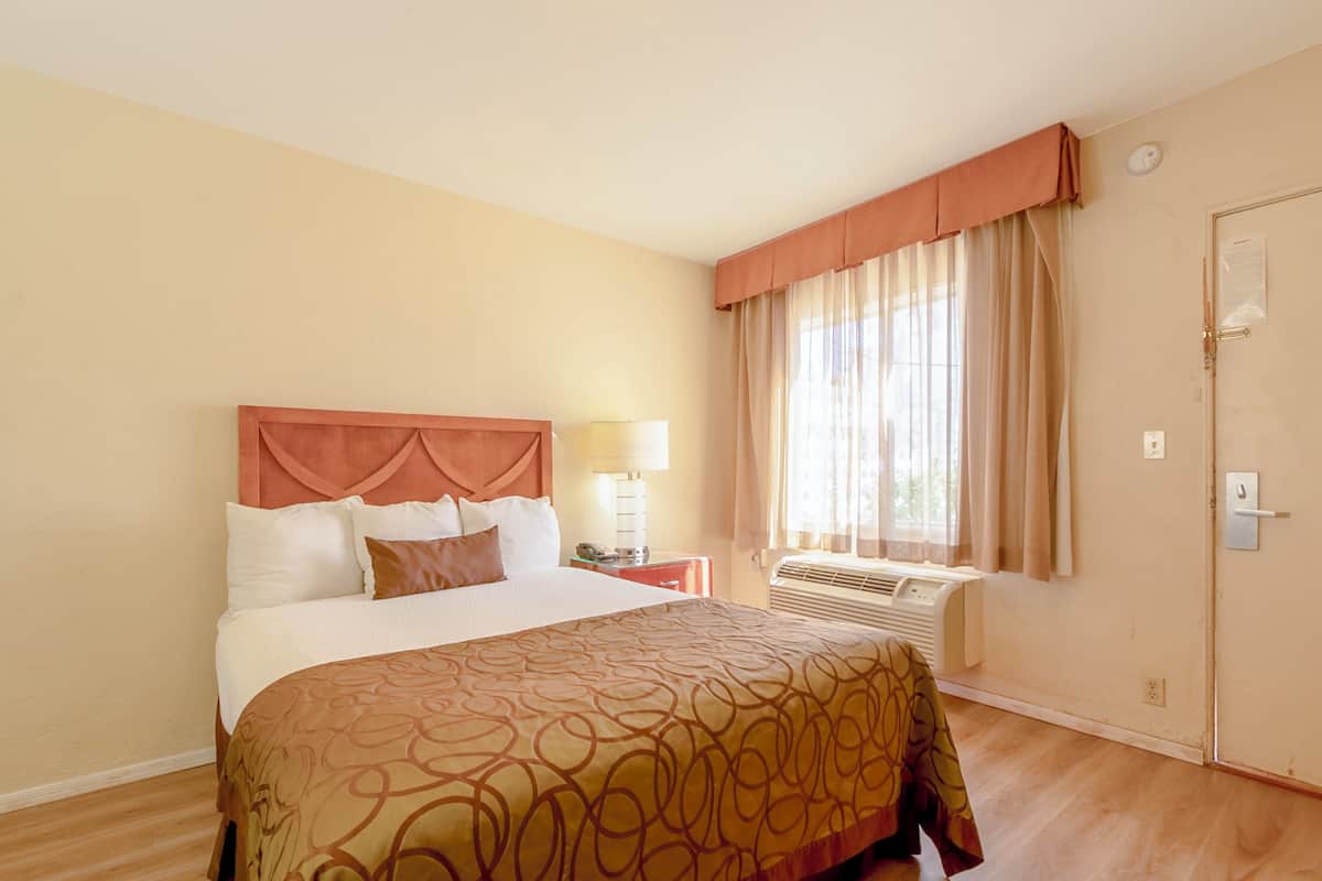 Room, 1 Queen Bed, Non Smoking | 1 bedroom, premium bedding, pillowtop beds, in-room safe