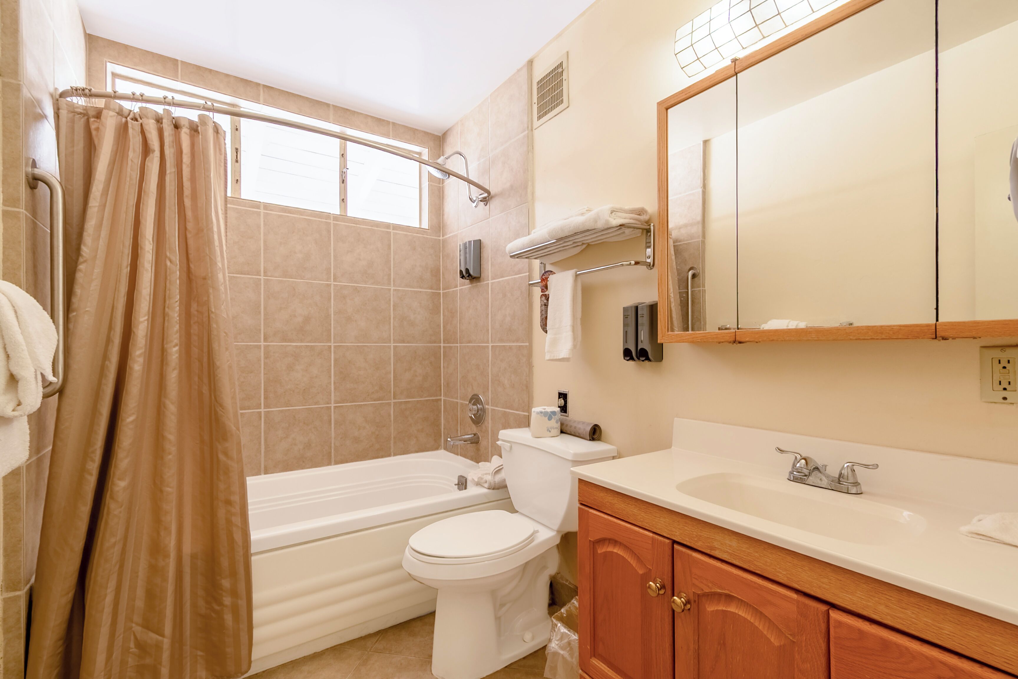 Ein Badezimmer mit Badewanne, Toilette und Waschbecken.