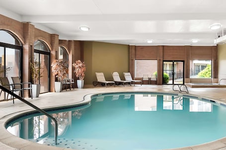 室内游泳池,日光浴躺椅