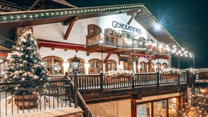 Un hotel con balcón, un árbol de Navidad y un letrero que dice "GENERATIONS".