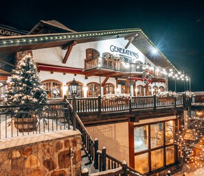 Breakfast, lunch, dinner served; local cuisine, garden views  - Golden Arrow Lakeside Resort (Lake Placid)
