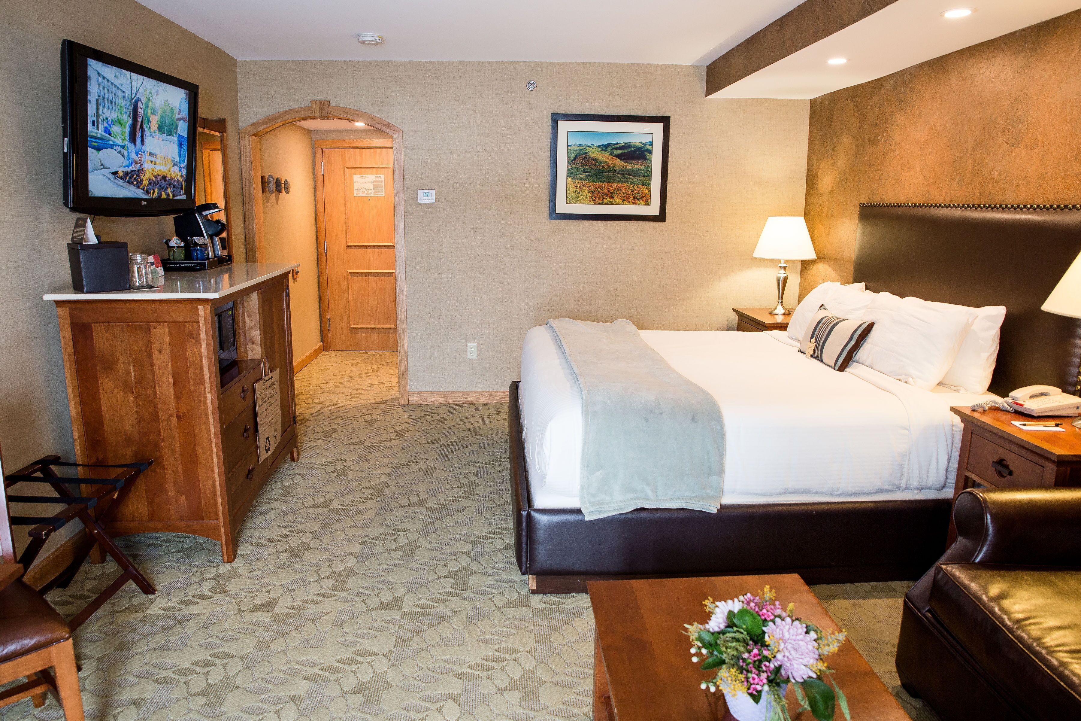 deluxe room, 1 king bed, lake view | 1 bedroom, iron/ironing board, cots/infant beds, rollaway beds