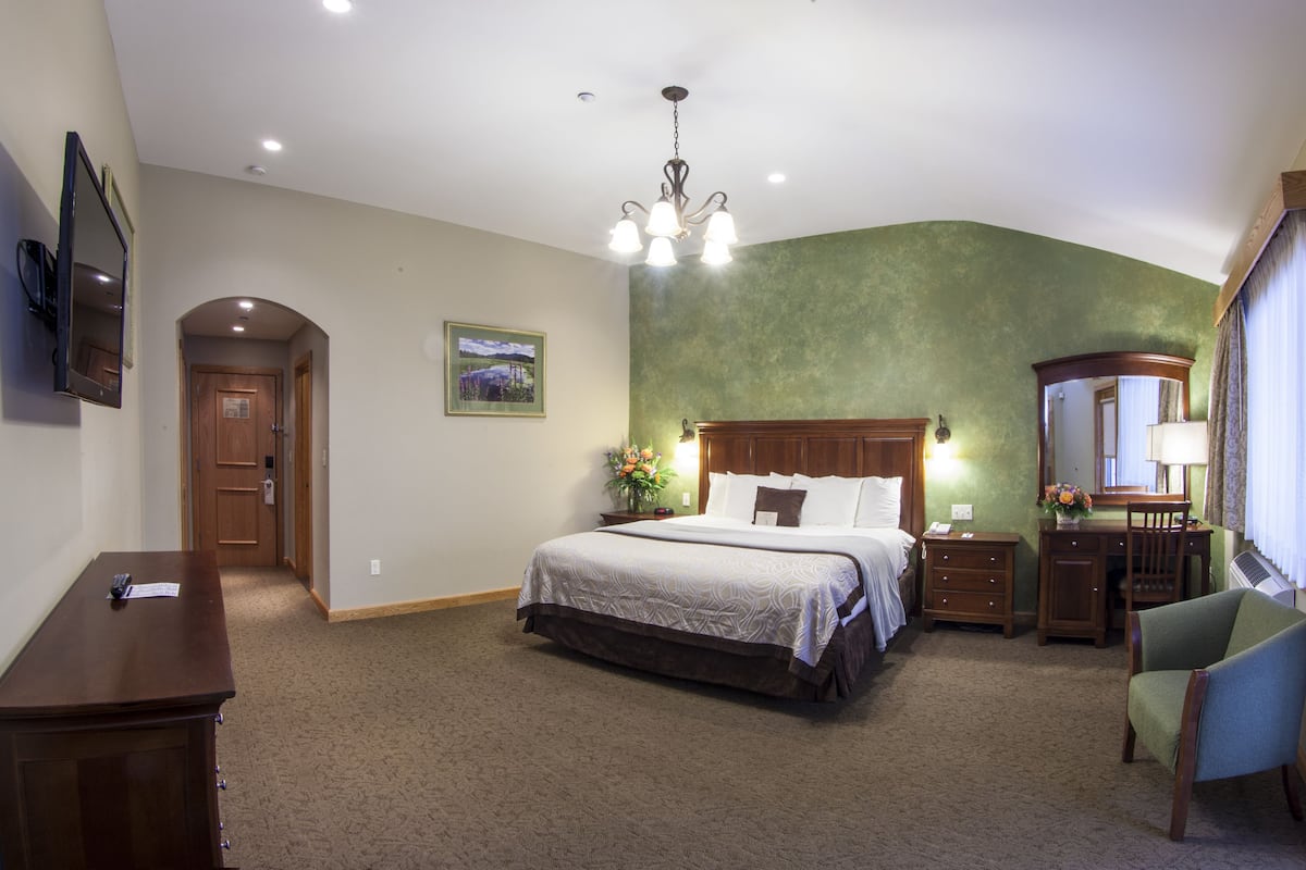 Villageside Room, 1 King Bed | Iron/ironing board, cribs/infant beds, rollaway beds, free WiFi