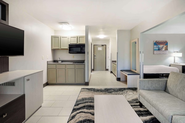 Suite, 1 Tempat Tidur King, Bebas Asap Rokok, lemari es & microwave | Didekorasi berbeda-beda dan dilengkapi dengan perabotan berbeda-beda