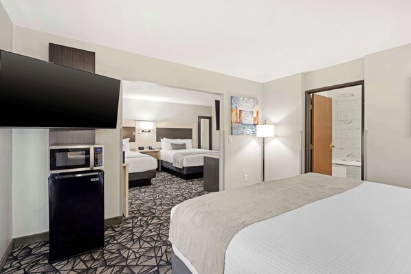 Suite, Mehrere Betten, Nichtraucher, Whirlpool | Individuell dekoriert, individuell eingerichtet, Schreibtisch