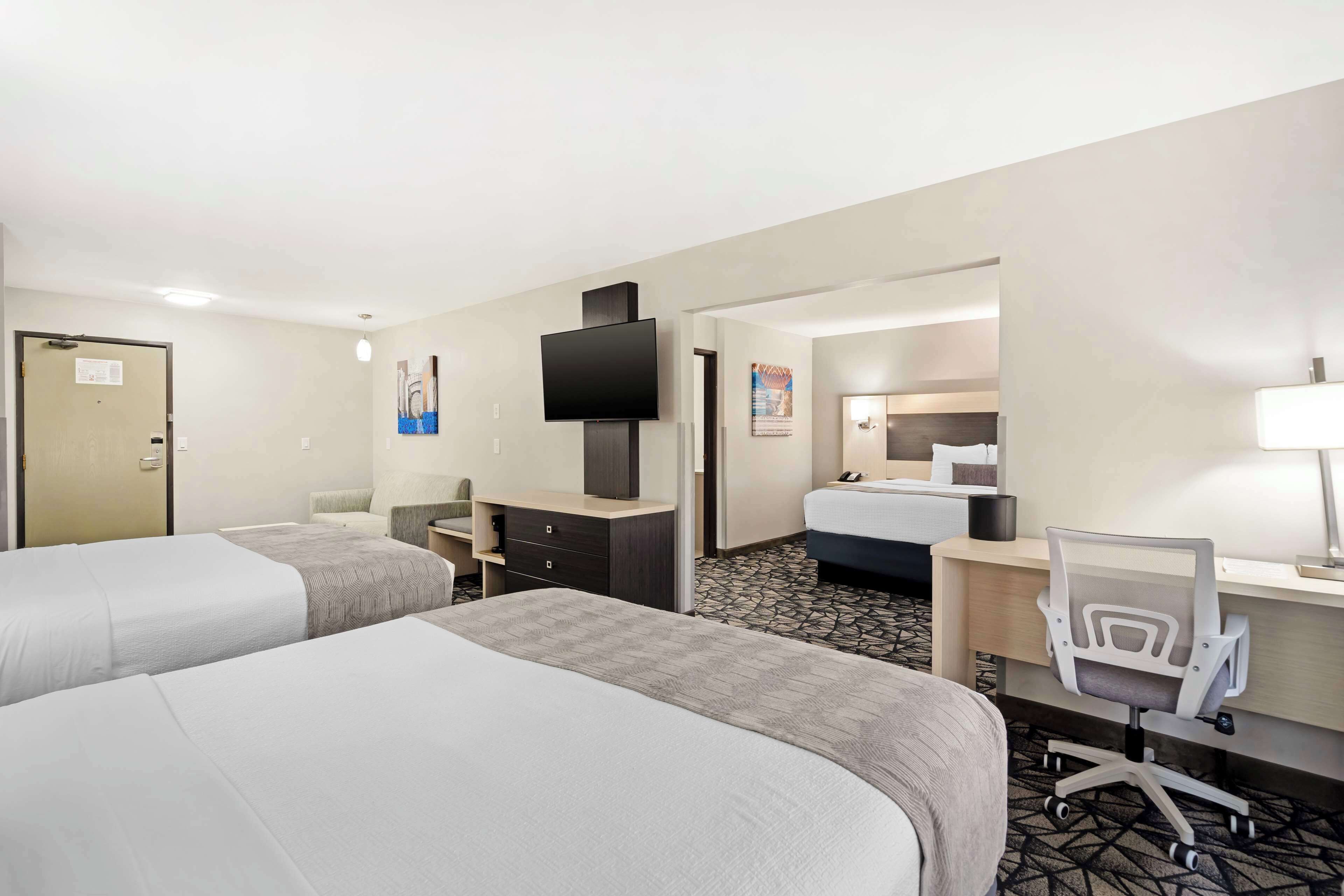 suite, multiple beds, non smoking, jetted tub | individually decorated, individually furnished, desk, laptop workspace