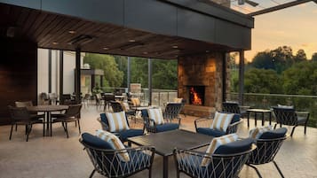 Breakfast, lunch, dinner served; southern cuisine