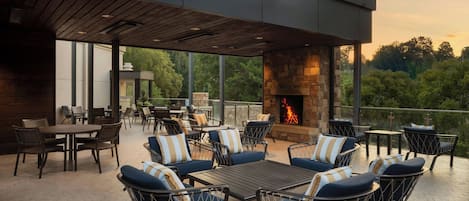 حيث تُقدم وجبات الإفطار، الغداء، العشاء، الاطباق الجنوبية